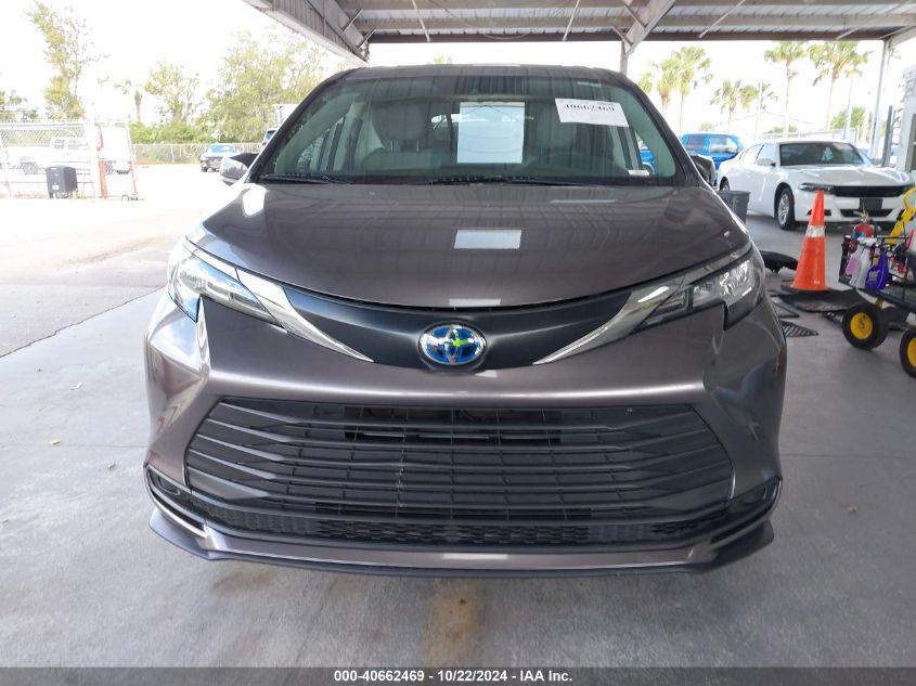 TOYOTA SIENNA LE 2022