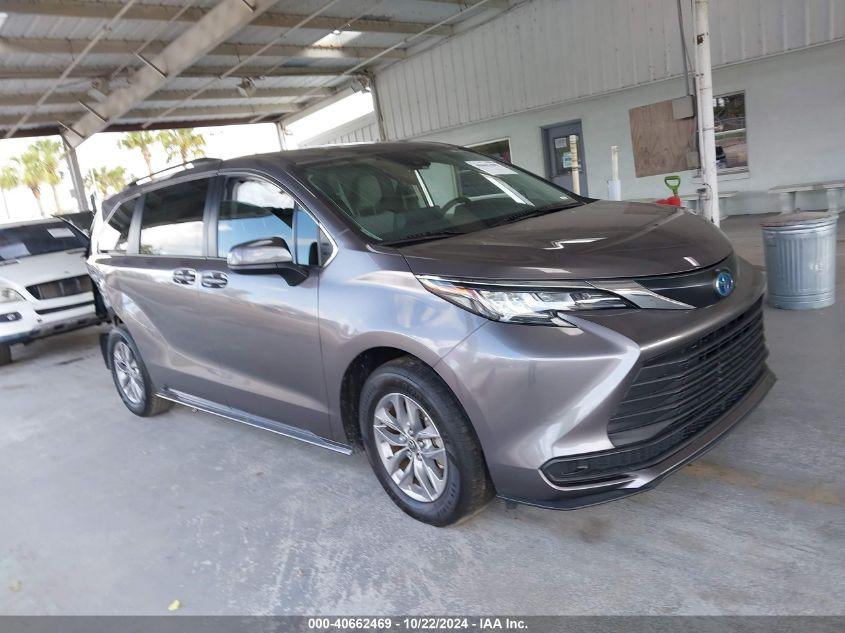 TOYOTA SIENNA LE 2022