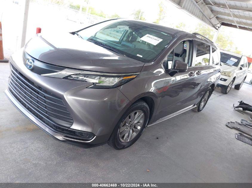 TOYOTA SIENNA LE 2022