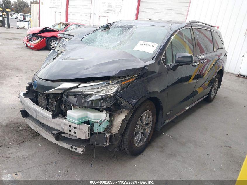 TOYOTA SIENNA XLE 2021