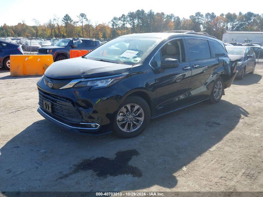 TOYOTA SIENNA XLE 2021