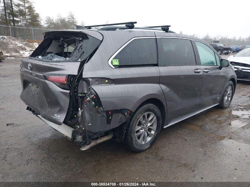 TOYOTA SIENNA XLE 2021