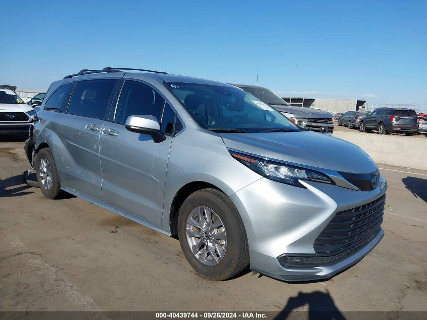 TOYOTA SIENNA LE 2022