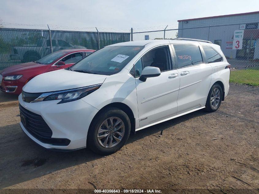 TOYOTA SIENNA LE 2021