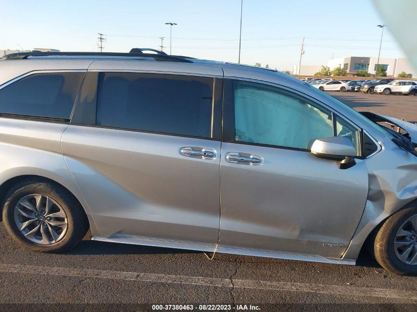 TOYOTA SIENNA XLE 2021