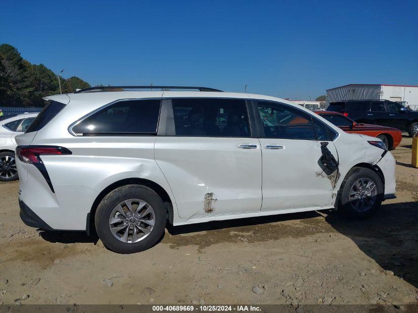 TOYOTA SIENNA XLE 2022