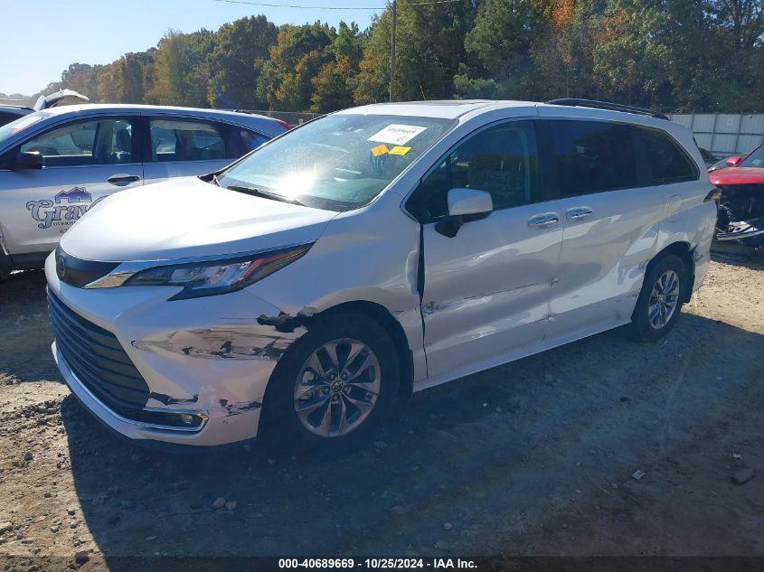 TOYOTA SIENNA XLE 2022