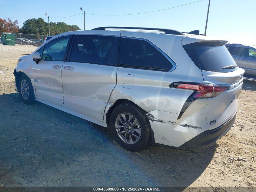 TOYOTA SIENNA XLE 2022