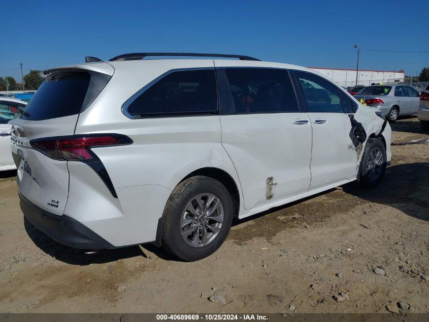 TOYOTA SIENNA XLE 2022