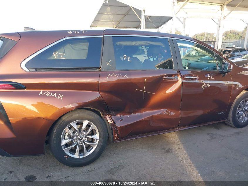 TOYOTA SIENNA XLE 2021