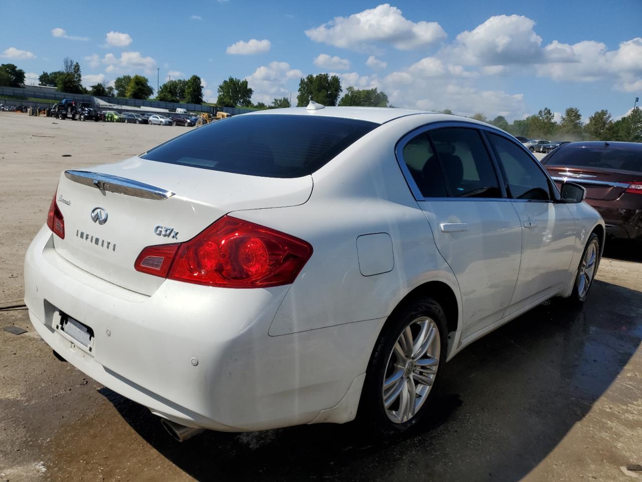 INFINITI G37  2013