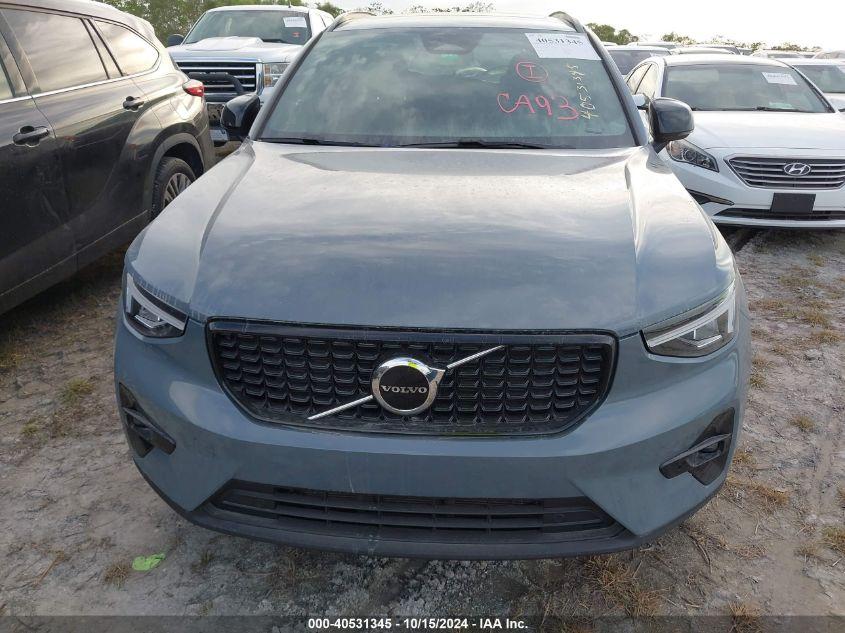 VOLVO XC40 B5 PLUS DARK THEME 2023